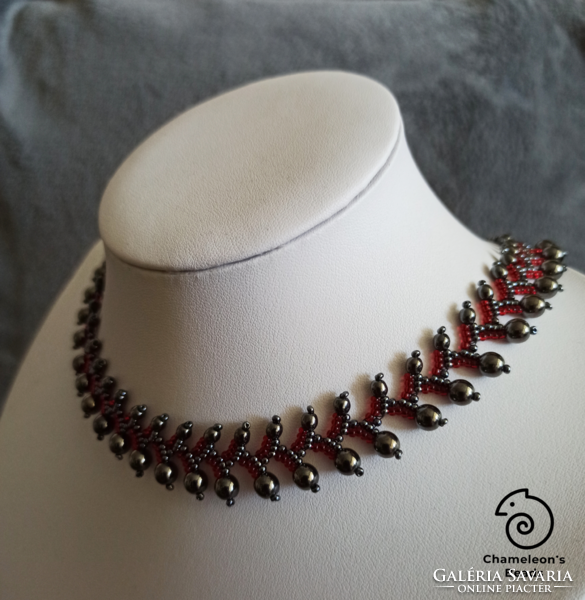 "Hematite and Blood Red Elegance Beading Necklace" hematit gyöngyből fűzött elegáns nyakék