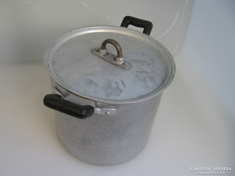Aluminum pot with lid