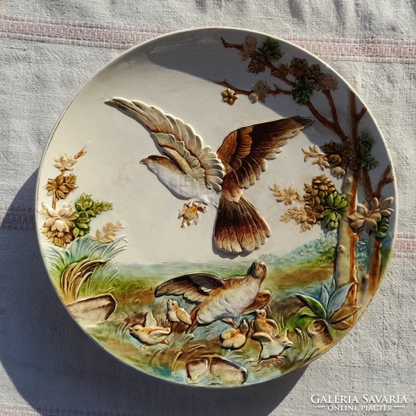 Znaim (xixth century) Hunter wall plastic majolica decorative plate, diameter 32.5 cm