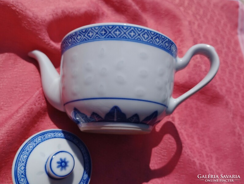 Chinese rice grain porcelain pourer