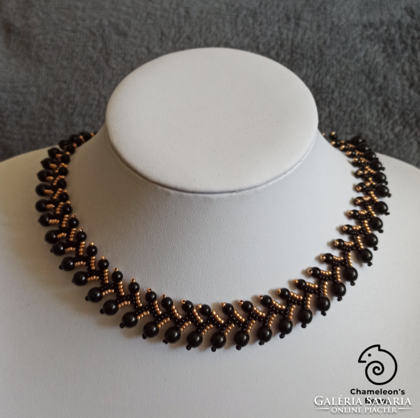 "Black and Golden Elegance Beading Necklace" Fekete-arany gyöngyfűzött nyakék