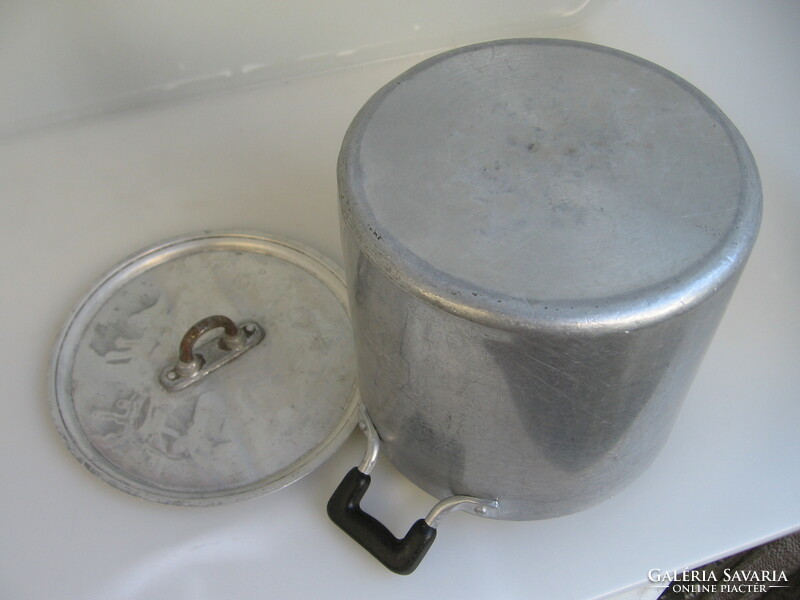 Aluminum pot with lid