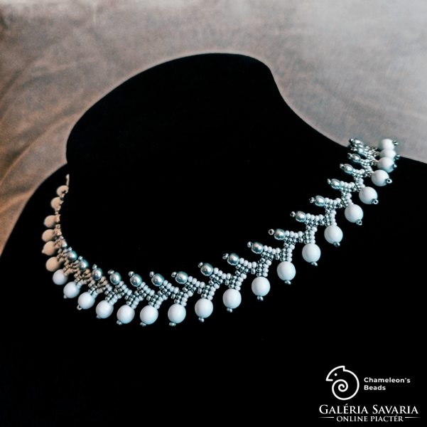 "White and Silver Beading Necklace" fehér-ezüst színű gyöngyfűzött nyakék