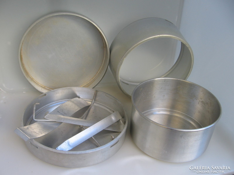 An aluminum structure, a baking dish