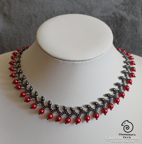 "Morello and Dark Grey Beading Necklace" meggy-szürke gyöngyfűzött nyakék