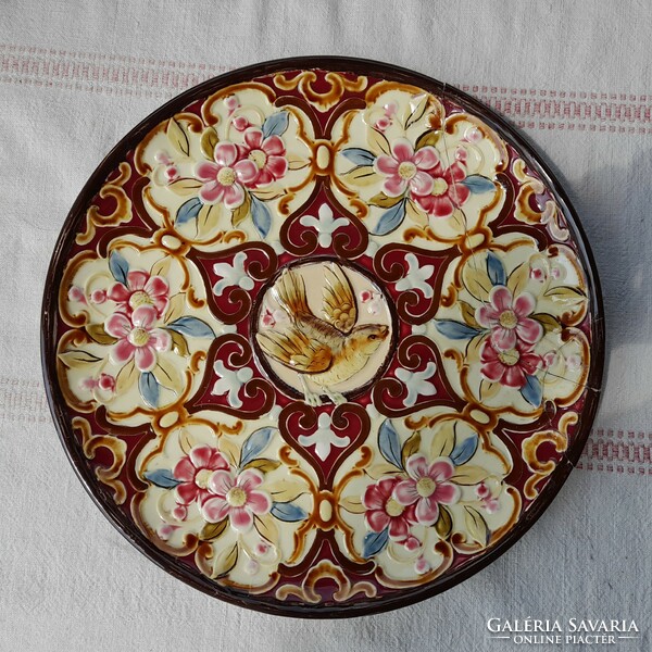 Znaim (xixth century) Wall-mounted majolica bowl, 29 cm in diameter, damaged, glued