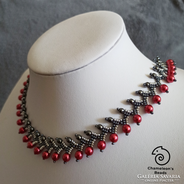 "Morello and Dark Grey Beading Necklace" meggy-szürke gyöngyfűzött nyakék