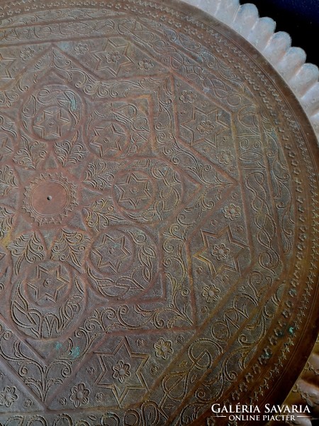 Dt/240 - old hand-hammered and engraved copper/bronze tray with Persian design