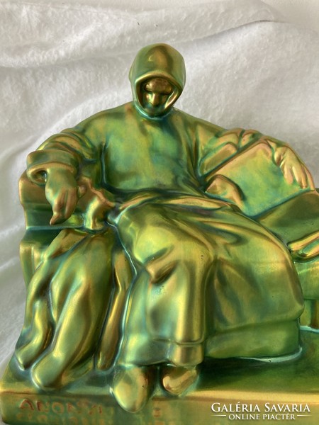 Zsolnay eozinmázas szobor / Anonymus figura
