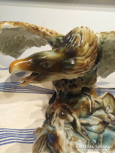 Wild scene - porcelain figural ornament / eagle