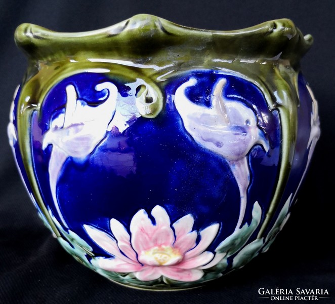 Dt/243 – painted, glazed majolica flower pot with art nouveau floral decoration