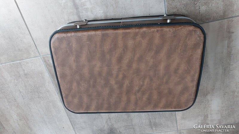 (K) old suitcase