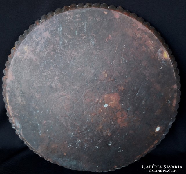 Dt/240 - old hand-hammered and engraved copper/bronze tray with Persian design