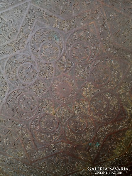Dt/240 - old hand-hammered and engraved copper/bronze tray with Persian design