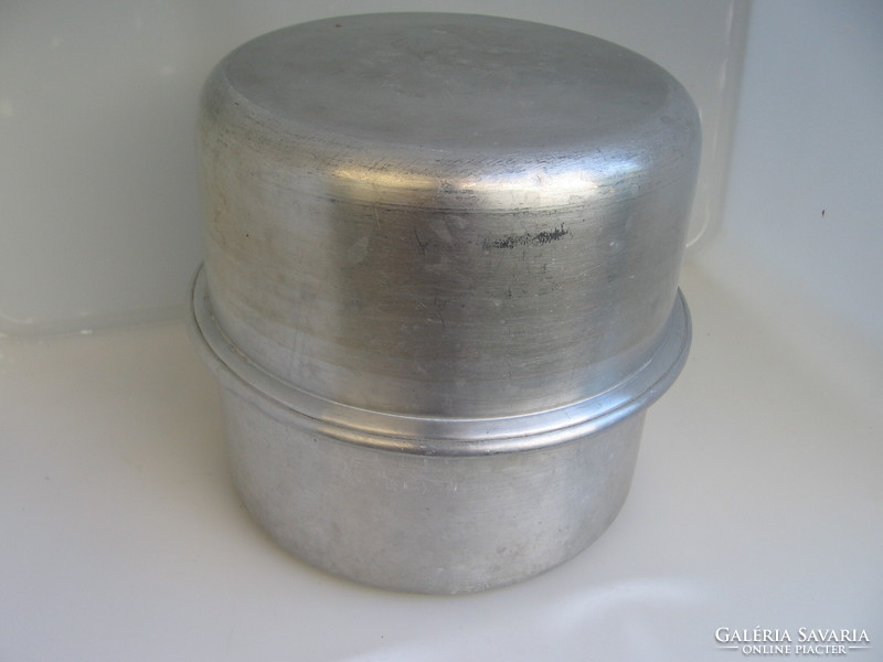 5 round baking tins in one