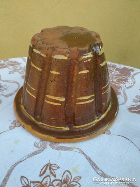 Ceramic kuglóf oven, with a small defect, in brown color 23 x 14 cm for sale!