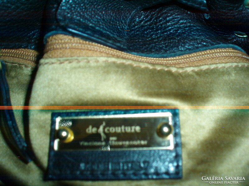 Vintage black genuine leather shoulder bag.