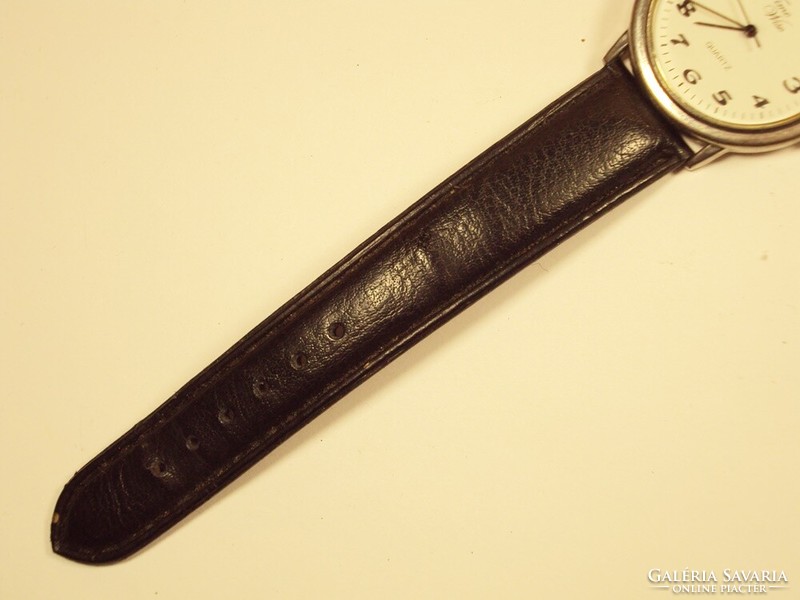 Retro old watch wristwatch with time wise quartz inscription