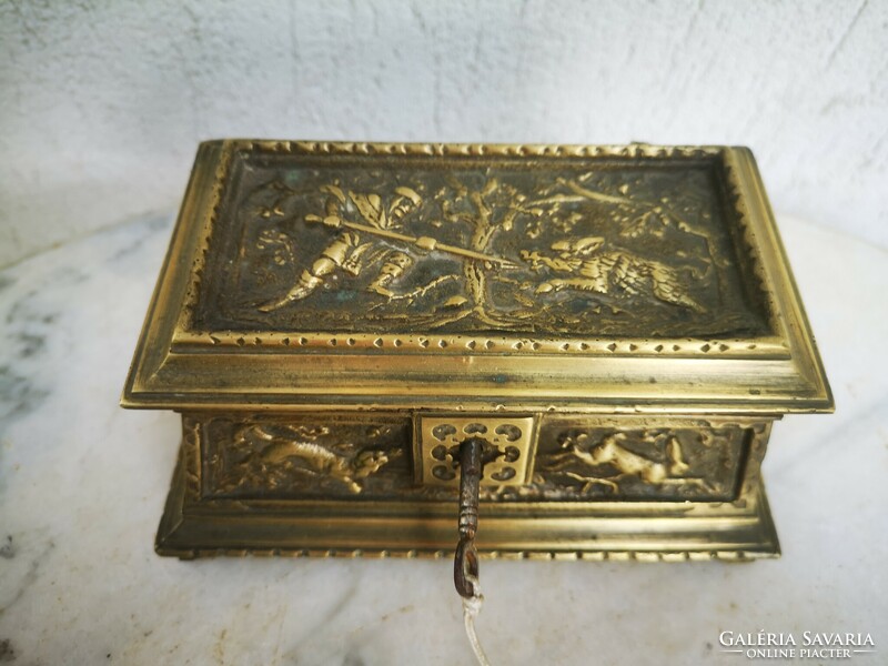 Antik vadász jelenetes zárható bronz dob ládika ékszertartó dobozka