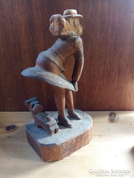 Fa szobor, széllel szemben ( Marilyn Monroe stílusban ), kutyával