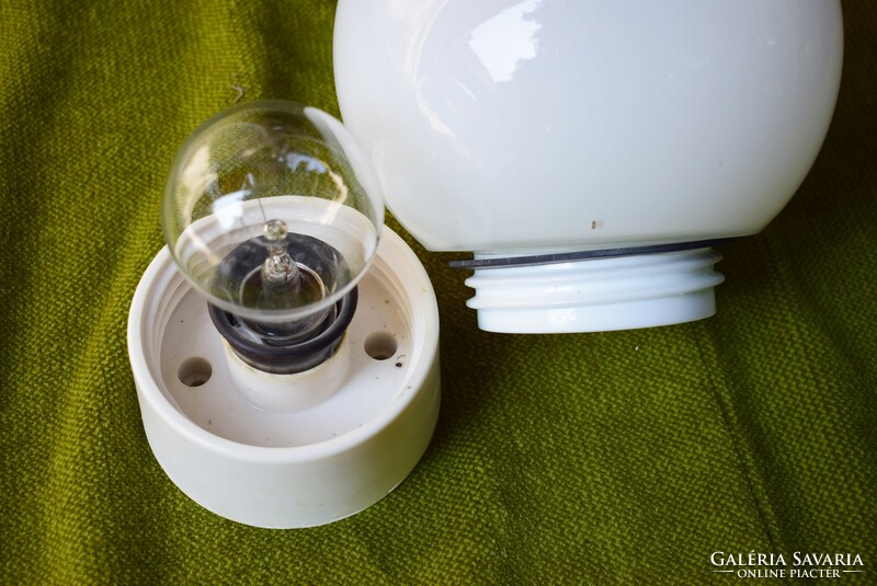 Fali lámpa retro gömb búra , műanyag lámpatest 15,5 x 19,5 cm