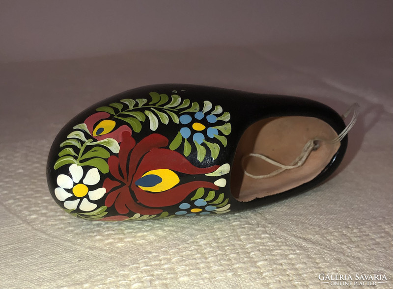 Ceramic slippers with Kalocsa pattern (hand painted)