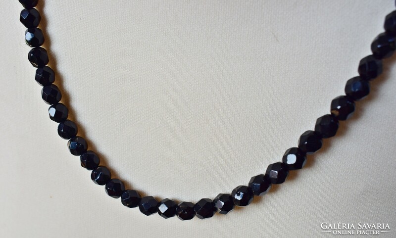 Régi nyaklánc 54 cm fekete fazettált üveg gyöngyökkel ékszer