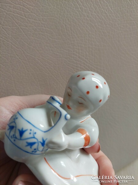Zsolnay porcelán kislány