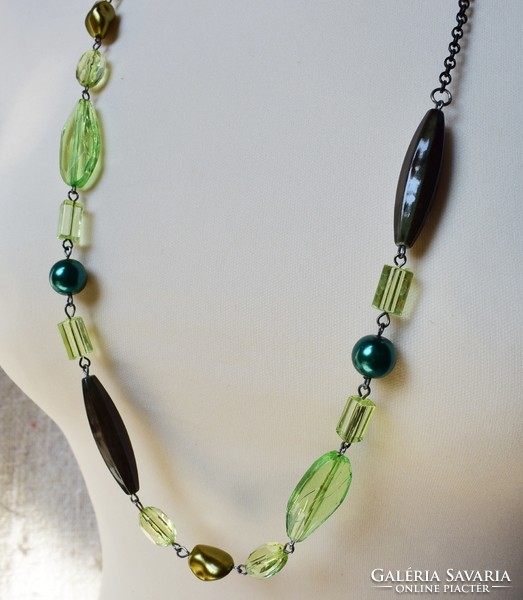 Régi nyaklánc retro bizsu 84 cm zöld és fémszínű műanyag gyöngyökkel ékszer