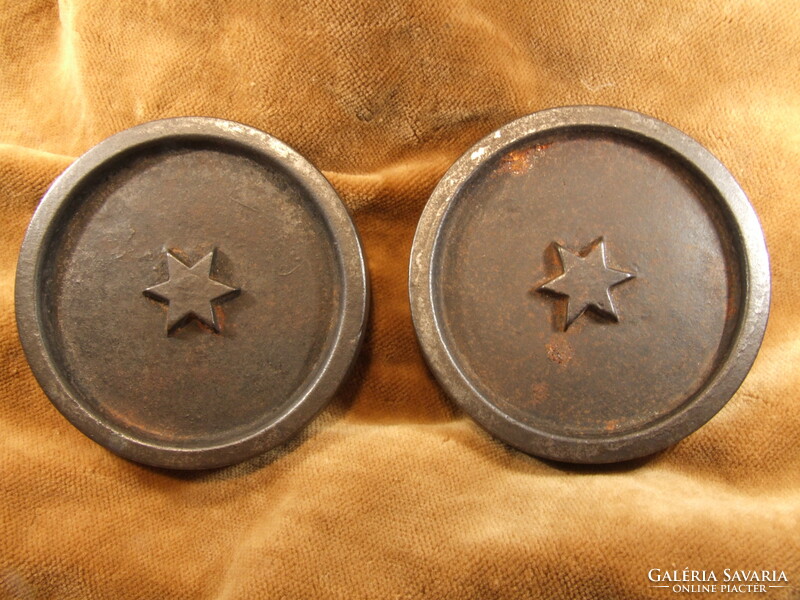 Pair of cast iron leaf weights (101127)