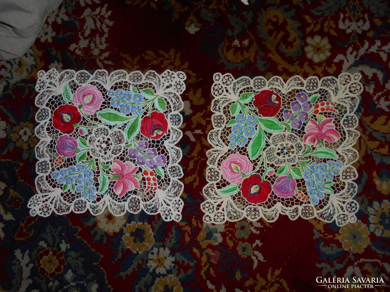 ++++++++++ 2 Kalocsa embroidered tablecloths - 29 cmx 29 cm, the price applies to 2 pcs