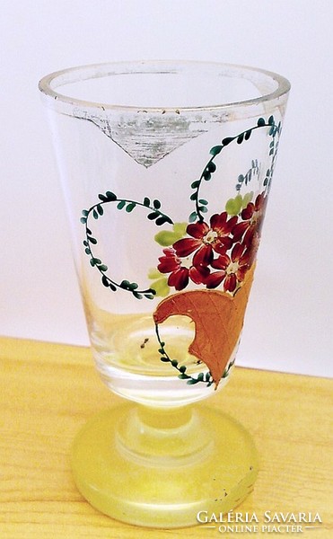 Biedermeier kézzel festett vastagfalú talpas pohár, korabeli kézműves munka.