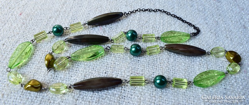 Régi nyaklánc retro bizsu 84 cm zöld és fémszínű műanyag gyöngyökkel ékszer