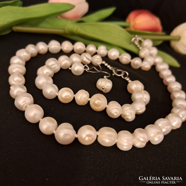 A cultured pearl set is eternal elegance