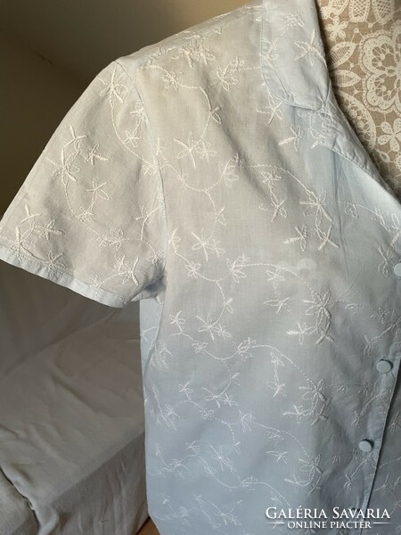 “Presence” hímzett halványkék pamut nyári pizsama - 18- as