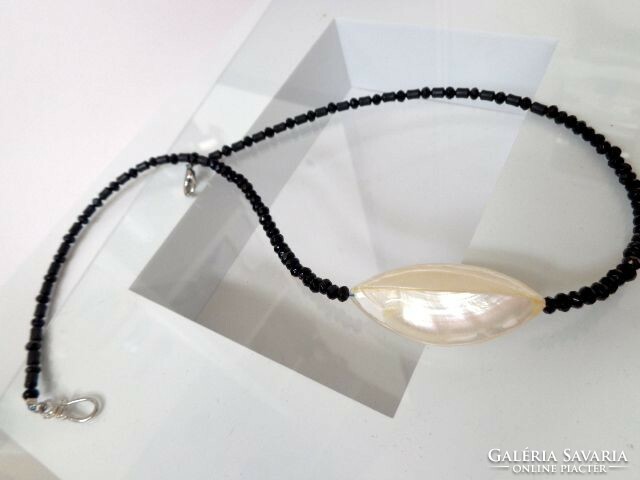 Shell black agate necklace