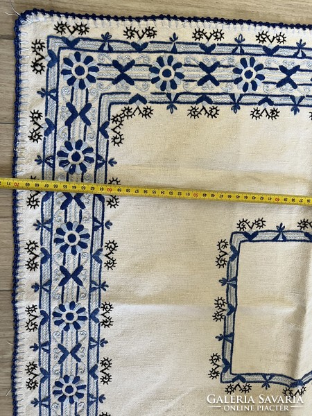 Hand-woven linen-embroidered tablecloth 70x70cm