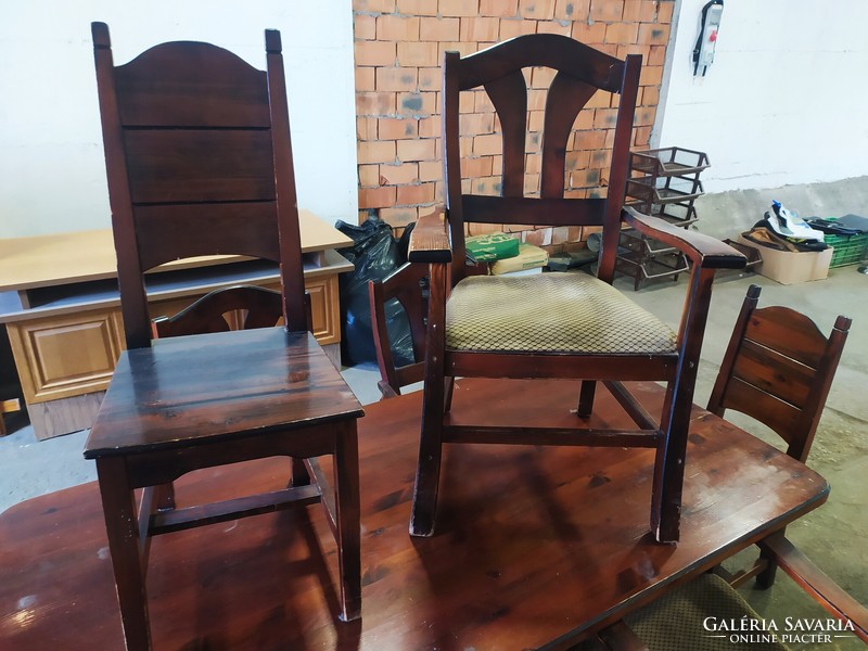 Large table with 4+2 chairs.