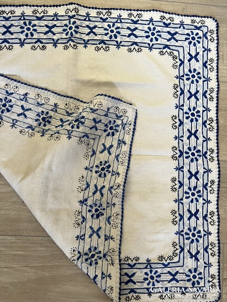 Hand-woven linen-embroidered tablecloth 70x70cm