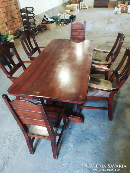 Large table with 4+2 chairs.