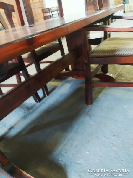 Nagy méretū asztal, 4+2 db székkel.