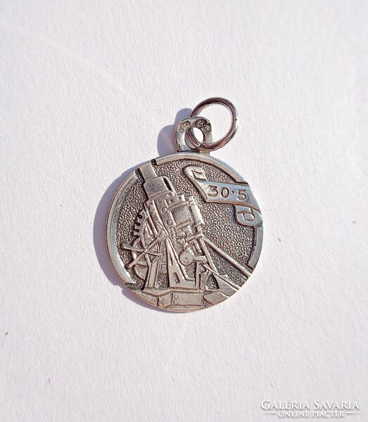 Silver pendant depicting a Škoda 30.5 cm moss cannon