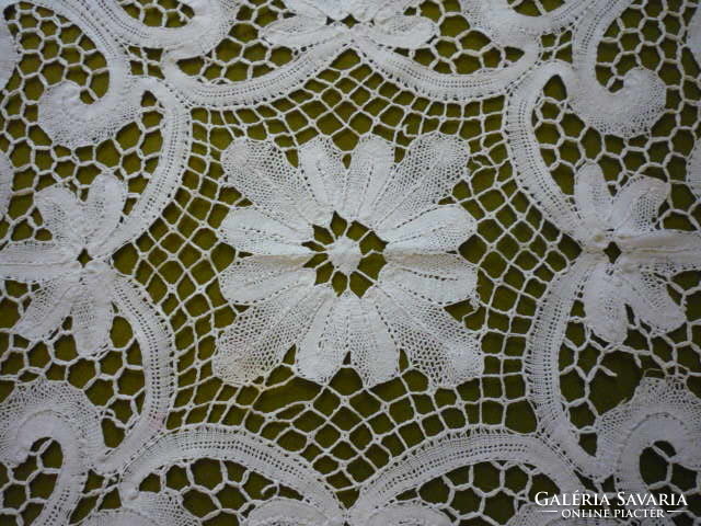 Beaten lace tablecloth 32892/3