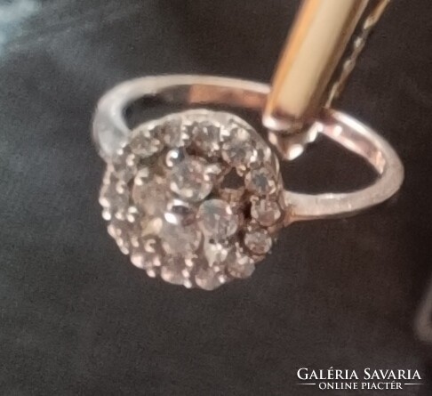 Jelzett ezüst gyűrű sok cirkóniàval kb.16 mm.