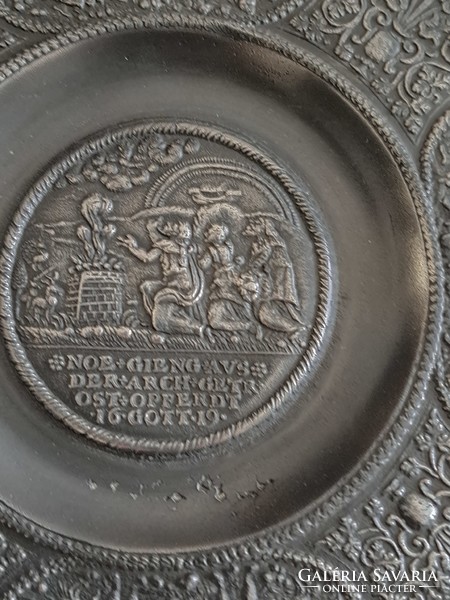 Domborműves ón tányér vallási jelenettel
