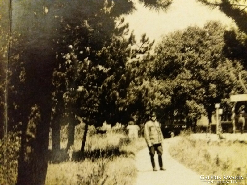 Cc.1920 Antik szépia fotó katona a parkban VITÉZ MÉSZÁROS FÉNYKÉPÉSZ VESZPRÉM a képek szerint