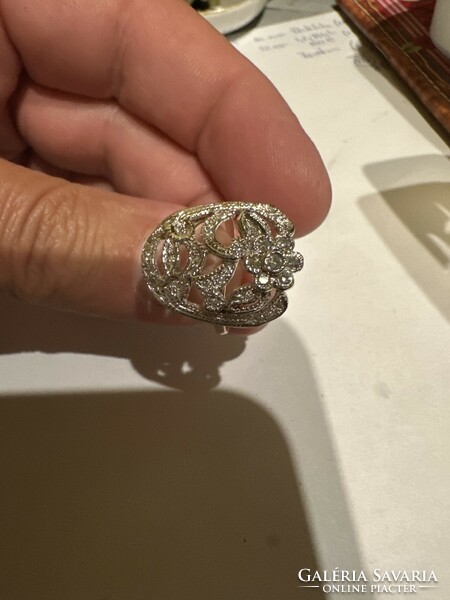 14 kr aranygyűrű szép fehér brillekkel diszitve eladó!Ara:125.000.-