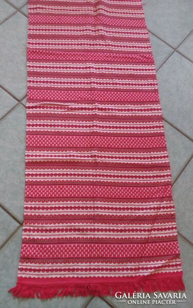 175 X 52 cm red, patterned, fringed fabric wall protector