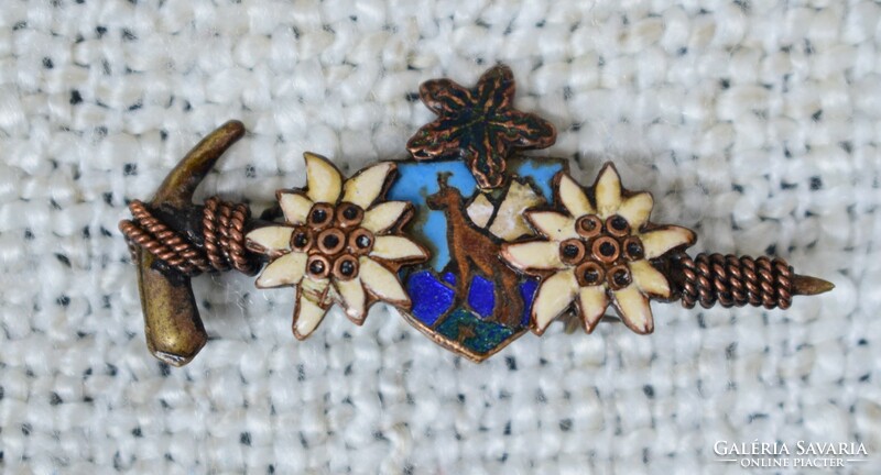 Fire enamel brooch badge mountaineer, hiking badge mountain meadow mountain goat pattern 4.9 x 2.2 cm