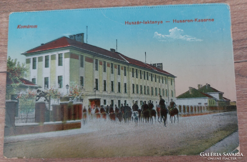 Komárom Huszár - laktanya képeslap" KOMÁROM PU.", "KÖZTÁRSASÁG " felülnyomattal 1919.febr.31